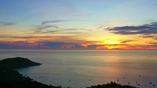 天空中的夕阳映照在海面上 夕阳西下 夜晚阳光灿烂 看起来美极了 以卡塔海滩浮雕为背景的艳丽浪漫的天空风景 — 图库视频影像