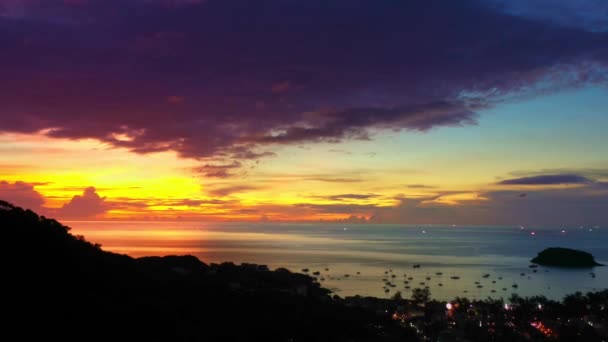 Akşamları Parlak Güneş Işığıyla Deniz Üzerindeki Renkli Bir Günbatımının Hava — Stok video