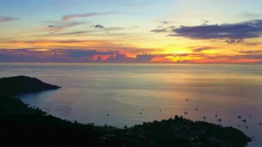 Denizin üzerindeki renkli günbatımının hava görüntüsü akşam güneşinin parlaklığı tuhaf bir şekilde güzel görünüyordu. Renkli romantik gökyüzü manzarası. Kata plajı Phuket.