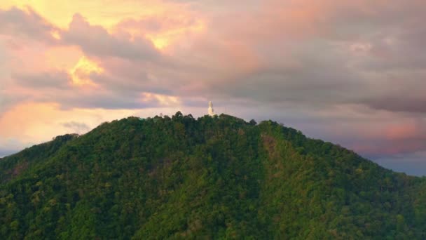在普吉大佛的日出或日落的空中俯瞰五彩斑斓的云彩 创造性的旅行概念 — 图库视频影像