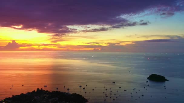 Воздушный Вид Отражение Красочного Заката Море Яркий Солнечный Свет Вечером — стоковое видео