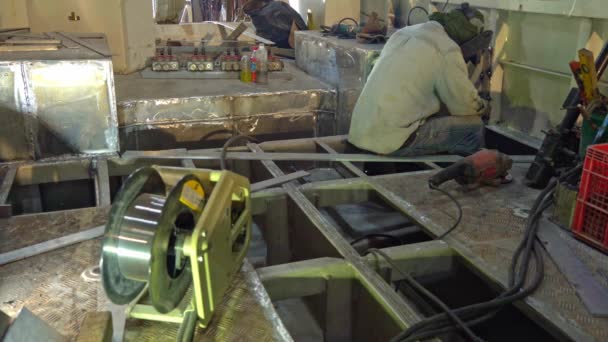 Robotnicy Spawania Metalu Stoczni Prętów Spawalniczych Przestrzennych Spawanie Metalu Iskrami — Wideo stockowe