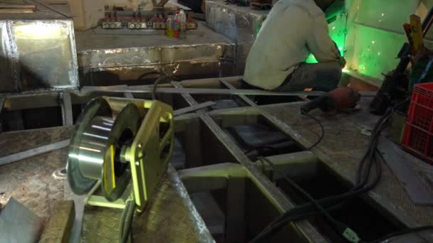 Працівники Зварюють Метал Верфі Просторовими Зварювальними Стрижнями Металеве Зварювання Аргоновими — стокове відео