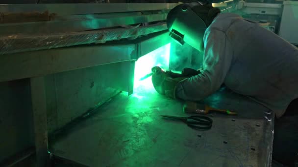 Trabalhadores Estão Soldando Metal Estaleiro Com Varas Solda Espacial Metal — Vídeo de Stock