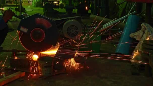 造船业制造业内部的工人在造船厂中制造和修理船舶1 从切割到散落在光中的钢铁的火花 — 图库视频影像