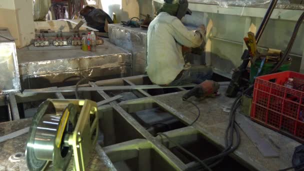 在造船业中 工人们在造船厂用间距焊条焊接金属在造船厂用氩火花和烟雾进行的金属焊接金属焊接金属焊接金属焊接工业中 金属焊接产生的绿色光芒 — 图库视频影像