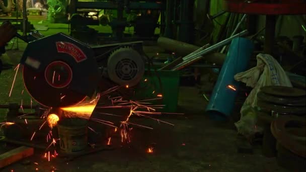 Lavoratori Che Tagliano Acciaio Shipyard Fabbricazione Nell Industria Cantieristica Costruiscono — Video Stock