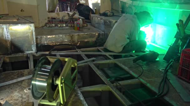 Arbeiter Schweißen Metall Einer Werft Mit Räumlichen Schweißstäben Metallschweißen Mit — Stockvideo