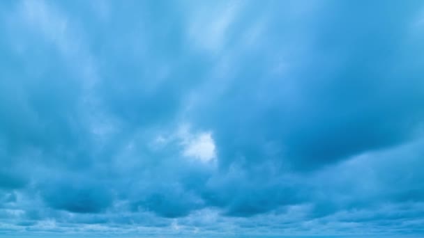 空中ハイパーラウンドビュー美しい雲は 海の上に青空に移動します 日没に輝いた青い光のシーン 美しく穏やかな光景を作成 グラデーションカラー 抽象的な自然の雲景色 — ストック動画