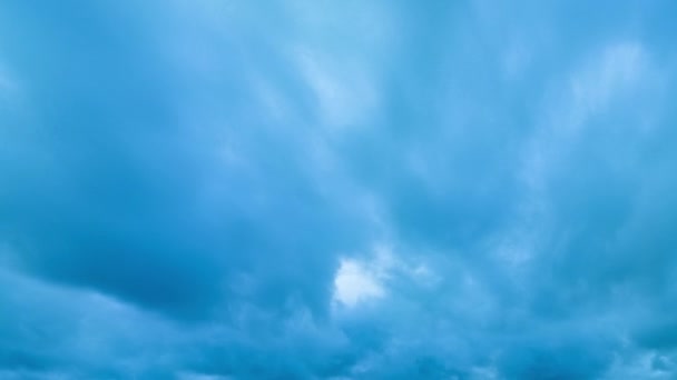 Vzdušná Hyperprostorová Clona Pohled Krásné Mraky Pohybující Modré Obloze Nad — Stock video