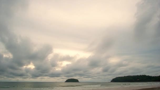 Zaman Hızı Bulutları Adanın Üzerinde Hareket Ediyor Bulutlu Gökyüzü Ile — Stok video