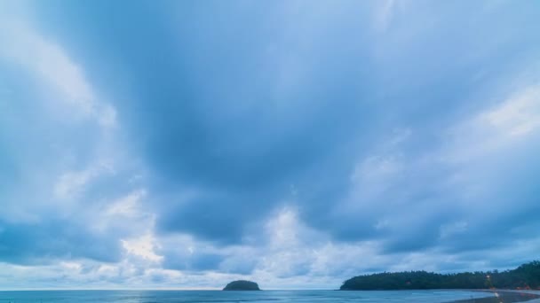 Zaman Hızı Bulutları Adanın Üzerinde Hareket Ediyor Bulutlu Gökyüzü Ile — Stok video