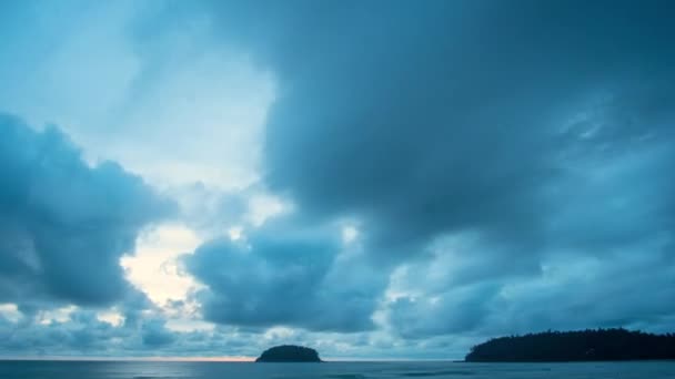时间飞逝的云彩在岛上飘扬 天空多云的夜景地平线全景岛屿和戏剧性的暮色天空和云彩落日背景自然录像高质量的镜头 — 图库视频影像