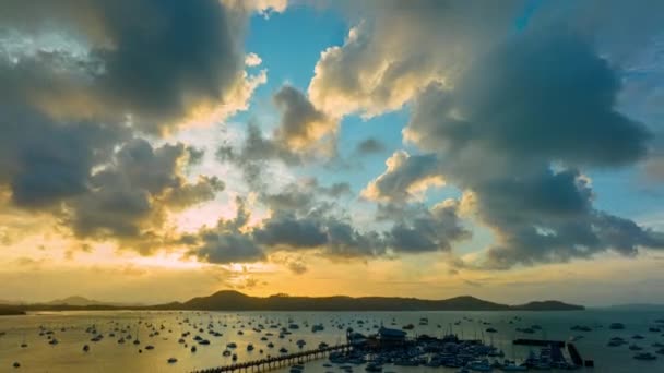 在拉瓦伊海滩的渔船上 空中超高落差在日出时分 在五彩斑斓的天空中看到了令人惊奇的云彩 美丽的天空多彩的云彩笼罩着拉瓦依海的渔船 天空质感 — 图库视频影像