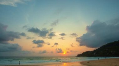 Zaman bulutları çarpıcı gün batımında yağmur bulutları oluşturur.