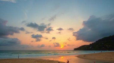 Zaman bulutları çarpıcı gün batımında yağmur bulutları oluşturur.