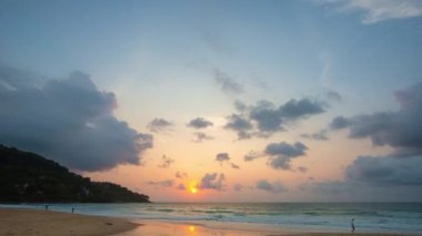 Zaman bulutları çarpıcı gün batımında yağmur bulutları oluşturur.