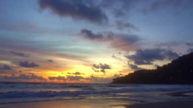Okyanusun üzerinde gün batımında güzel altın gökyüzü. Güzel, güzel, sarı gökyüzü manzarası. Dalgalar altın plaja çarpıyor. yansıma Gökyüzü dokusu arkaplanı. 