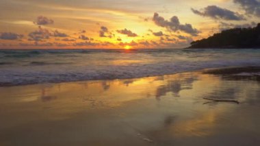 Okyanusun üzerinde gün batımında güzel altın gökyüzü. Güzel, güzel, sarı gökyüzü manzarası. Dalgalar altın plaja çarpıyor. yansıma Gökyüzü dokusu arkaplanı. 