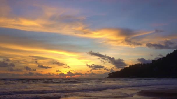 空中风景美丽的金色天空落日在海面上 浪漫美丽的黄色天空落日 波浪在金色的海滩上拍击 明亮的色彩 反射天空纹理背景 — 图库视频影像