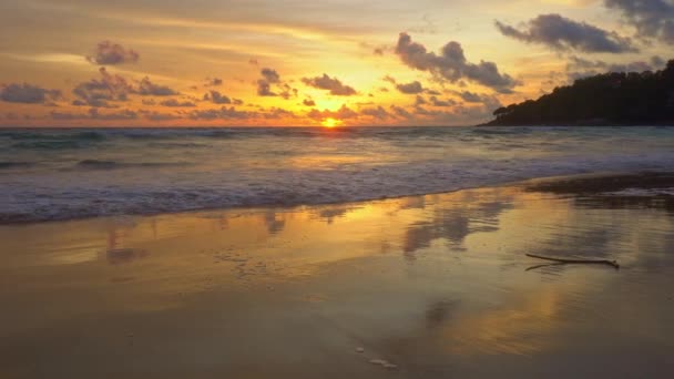 Okyanusun Üzerinde Gün Batımında Güzel Altın Gökyüzü Güzel Güzel Sarı — Stok video