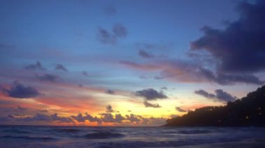 Okyanusun üzerinde gün batımında güzel altın gökyüzü. Romantik, güzel, sarı gün batımının sahnesi. Altın sahilde dalgalar çarpıyor.