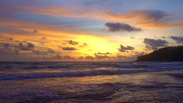 Vista Aérea Hermoso Cielo Dorado Puesta Sol Sobre Océano Escena — Vídeos de Stock