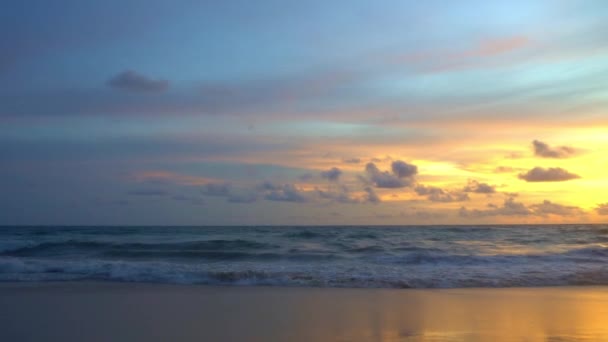 美丽的金色天空 夕阳西下 浪漫美丽的黄天夕阳西下 浪花在金碧辉煌的海滩上飘扬 — 图库视频影像