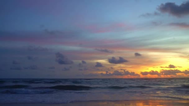 海の上の日没で美しい黄金の空 黄金のビーチで波が衝突するロマンチックな美しい黄色い空の夕日 — ストック動画