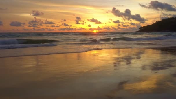 Letecký Pohled Krásná Zlatá Obloha Při Západu Slunce Nad Oceánem — Stock video