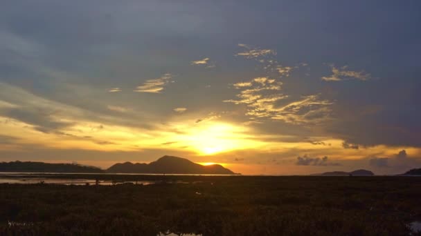 Хмари Рухаються Жовтому Небі Сході Сонця Повільно Рухаються Над Островами — стокове відео