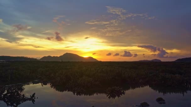 在黄天中移动的云彩在日出时缓慢地在拉瓦伊海滩普吉岛上空移动 自然录像高品质的镜头 珊瑚礁上方的黄色日出 多彩的天空背景场景 — 图库视频影像