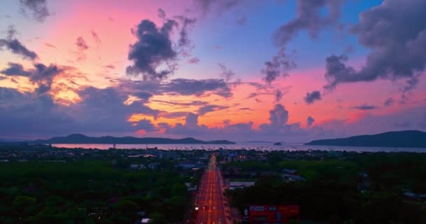 Parlak Işık Gökyüzünde Sürüklenen Bulutları Aydınlattı Büyülü Bulutlar Renkli Günbatımında — Stok video