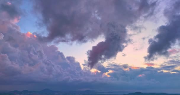 Fényes Fény Megvilágított Felhők Sodródnak Égen Mágikus Felhők Óceán Felett — Stock videók