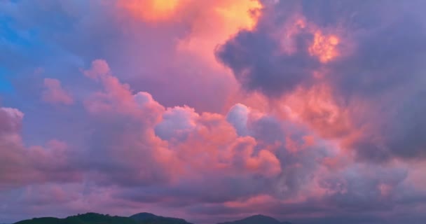 Parlak Işık Gökyüzünde Sürüklenen Bulutları Aydınlatıyor Okyanusun Üzerindeki Sihirli Bulutlar — Stok video