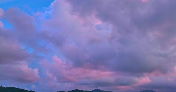 Jasne Światło Oświetlone Chmury Dryfujące Niebie Magiczne Chmury Nad Oceanem — Wideo stockowe