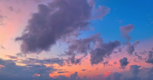 Parlak Işık Gökyüzünde Sürüklenen Bulutları Aydınlatıyor Okyanusun Üzerindeki Sihirli Bulutlar — Stok video