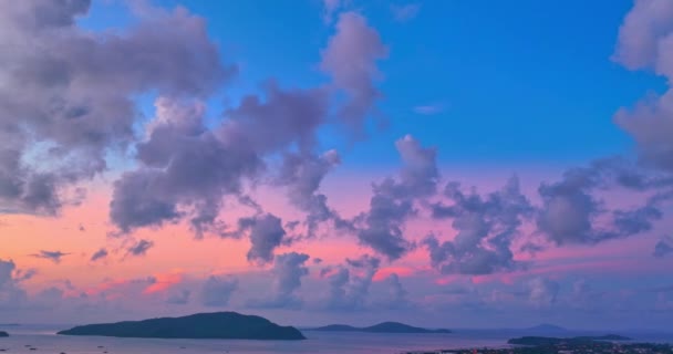 Jasne Światło Oświetlone Chmury Dryfujące Niebie Magiczne Chmury Nad Oceanem — Wideo stockowe