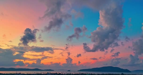 Parlak Işık Gökyüzünde Sürüklenen Bulutları Aydınlattı Büyülü Bulutlar Renkli Günbatımında — Stok video