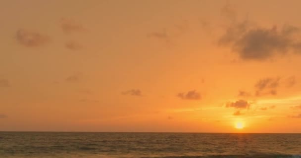 Flygfoto Vacker Gyllene Himmel Solnedgången Ovanför Havet Scen Romantisk Vacker — Stockvideo