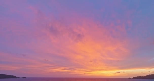 カラフルな夕日の中の空中ビューカラフルなピンクの雲 非伝統的で美しい空の自然景色 自然なビデオ高品質の映像 ユニークで創造的な旅行と自然のアイデアビデオ — ストック動画