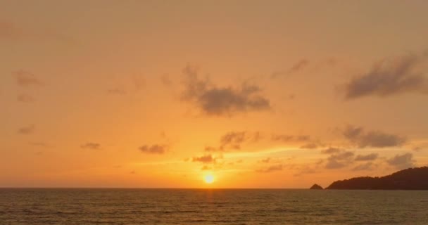 Légi Kilátás Gyönyörű Arany Naplementében Óceán Felett — Stock videók