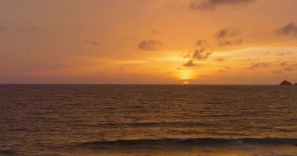 Pemandangan Udara Langit Emas Indah Saat Matahari Terbenam Atas Lautan — Stok Video
