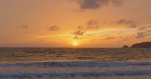 エアリアルビューマジェスティックな夕日や日の出の景色 自然の雲の空の驚くほど黄色い光 雲は転がり去ります 美しいプーケットビーチはアンダマン海の有名な観光地です — ストック動画