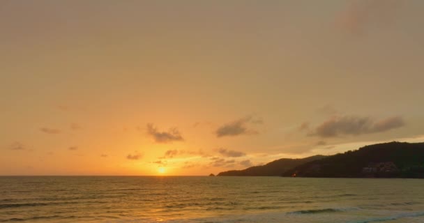 Luftaufnahme Schöner Goldener Himmel Bei Sonnenuntergang Über Dem Ozean — Stockvideo