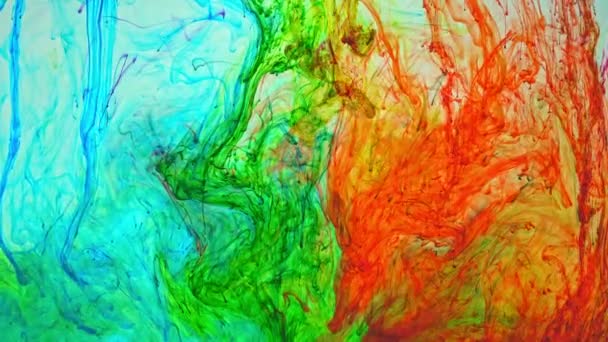 颜料在水中溶解 与其他颜色混合后慢慢扩散 形成新的颜色 多彩的镜头带来了梦幻和超现实的气氛 颜色在水中溶解 — 图库视频影像