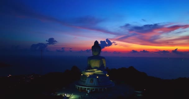 Phuket Büyük Buda Güneş Doğarken Batarken Mavi Gökyüzünde Gökyüzü Renkli — Stok video