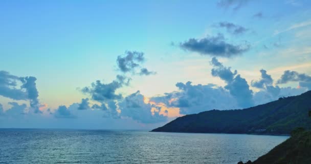 Εκπληκτική Ηλιοβασίλεμα Πάνω Από Νησί Μπροστά Από Την Παραλία Yanui — Αρχείο Βίντεο