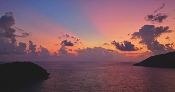 Воздушный Вид Красочный Розовый Свет Через Облака Над Островом Удивительное — стоковое видео
