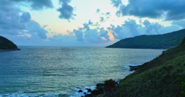 Yanui Sahili 'nin önündeki adanın üzerinde muhteşem bir gün batımı.